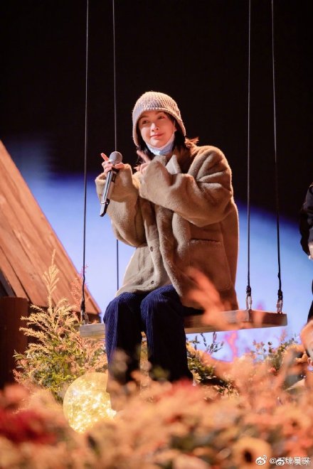 #吳昕曬湖南衛視跨年晚會彩排照# 會和吉克雋逸帶來《紅山果》