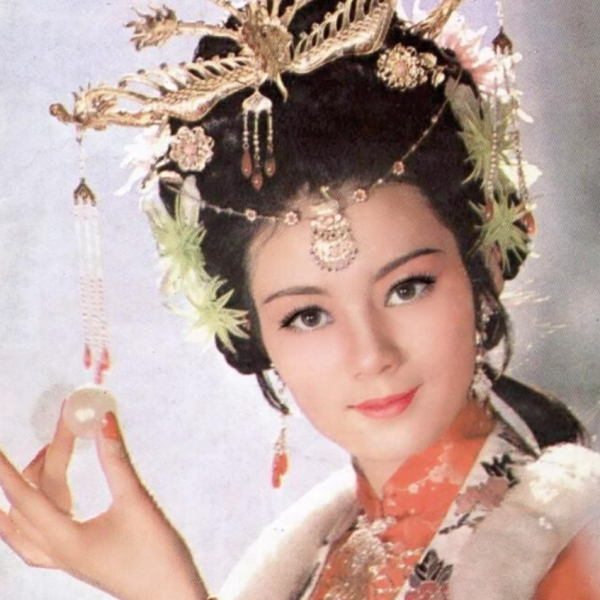 杜十娘死前怒扔百寶箱，並非因為李甲拋棄她，更多的是一種無奈