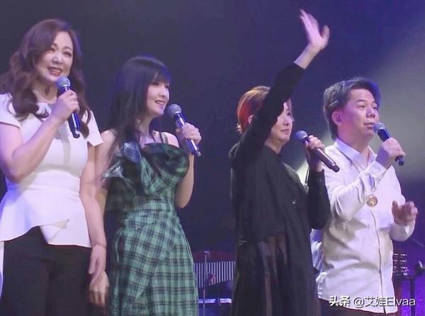 周慧敏久違登臺表演,穿荷葉裙體態似愛豆,四託一舉頭頂搶盡風頭 周慧敏久違登臺表演,穿荷葉裙體態似愛豆,四託一舉頭頂搶盡風頭