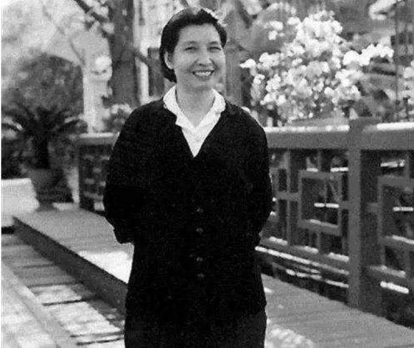 毛主席審定人大常委名單，發現沒有曾志當即加上：她工作很不錯