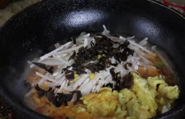 白蘿蔔別再燉了,加2個雞蛋,比吃肉還過癮,每次上桌都搶著吃 白蘿蔔別再燉了,加2個雞蛋,比吃肉還過癮,每次上桌都搶著吃