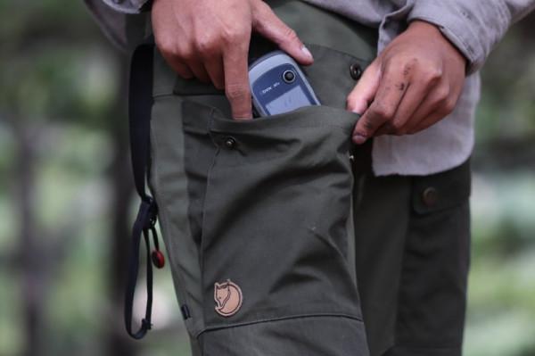 防風抗寒的戶外長褲，劇烈摩擦不破檔，髒泥一衝就掉的北極狐品牌