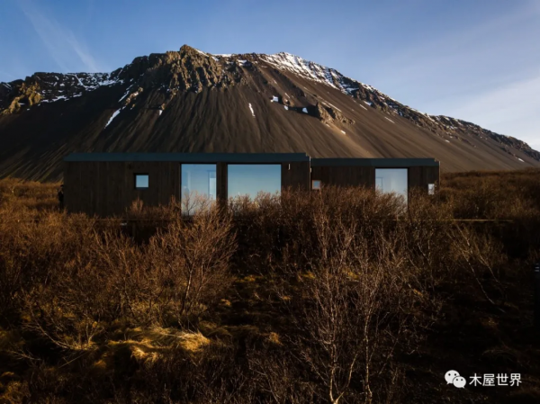 古老火山下的海邊，一夜之間建好的現代度假木屋
