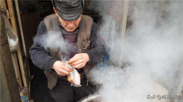 我，賣了34年茶葉蛋，供三個女兒上大學，今年61歲把手藝傳給女婿