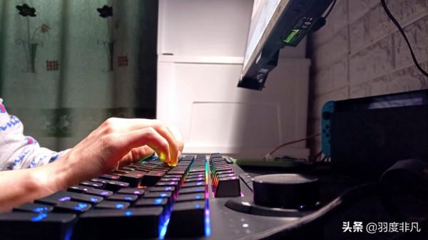 文字工作者用上電競鍵鼠是什麼體驗？上手腹靈套裝，點贊按鍵體驗