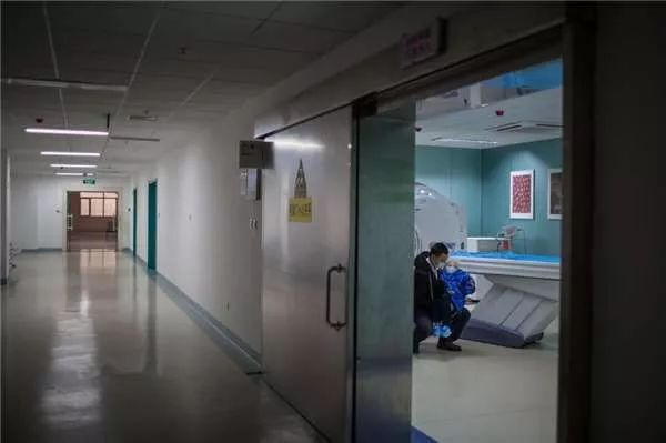 同醫學影像裝置，為何磁共振室為電磁鐵鎖門而CT室為電動滑動門？