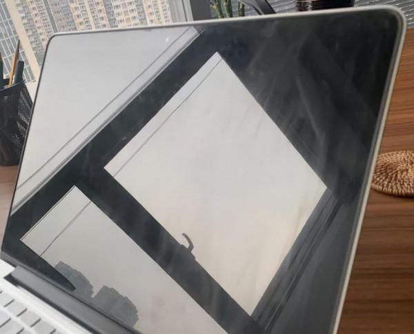 MacBook螢幕塗層出了問題,於是有人決定把它全給抹了 MacBook螢幕塗層出了問題,於是有人決定把它全給抹了