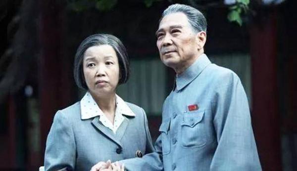 從央視主持人，到飾演周恩來夫人，她的命運因4次意外而改變