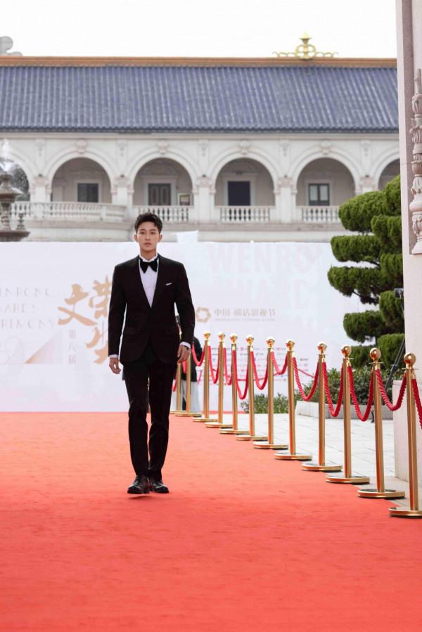 青年演員李沛恩亮相第八屆文榮獎頒獎典禮 西裝造型帥氣吸睛