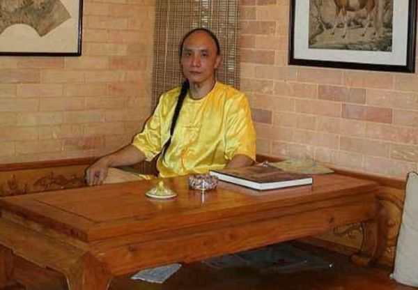 男子自稱多爾袞十世孫，為保皇家血脈不娶漢女，曾向國家索要故宮