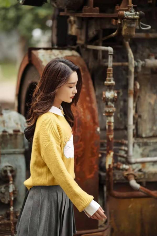 “李沁”越來越時髦了，穿黑色羽絨服配編髮，雖簡約卻很顯氣質