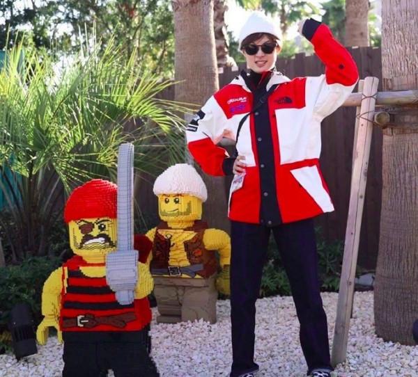 孫儷在遊樂園被拍，穿連帽皮衣搭毛衣，一身中年婦女的打扮