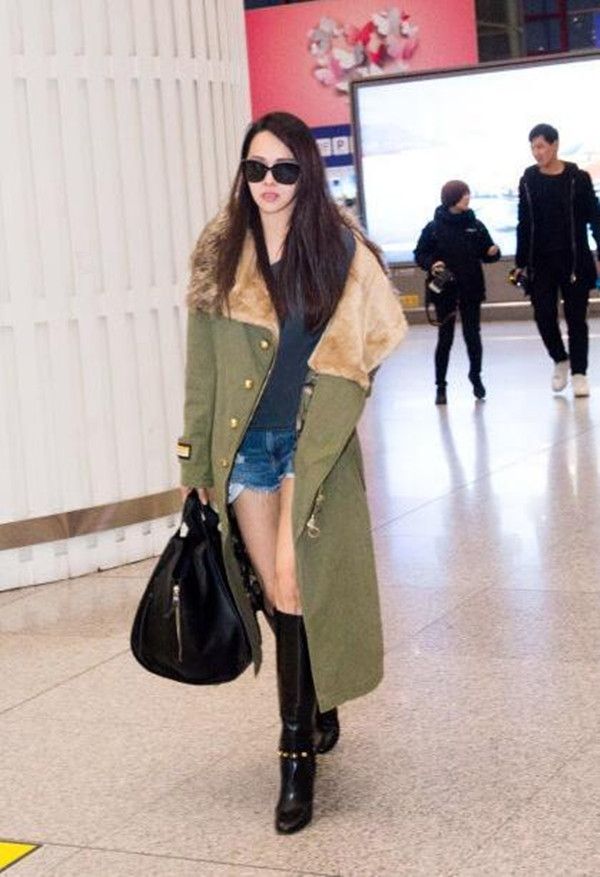 伊能靜扮嫩真是厲害,高馬尾加上毛絨外套,怎麼看都不像50歲的人 伊能靜扮嫩真是厲害,高馬尾加上毛絨外套,怎麼看都不像50歲的人