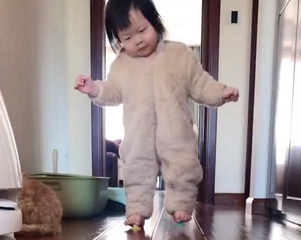 浙江一萌娃腳穿“花盆底鞋”走路帶風，媽媽羨慕極了：咋做到的？