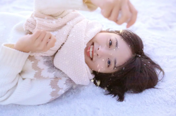 15位女星雪景美圖：楊冪嬌俏、劉詩詩經典，寫真照竟是沈月贏了？