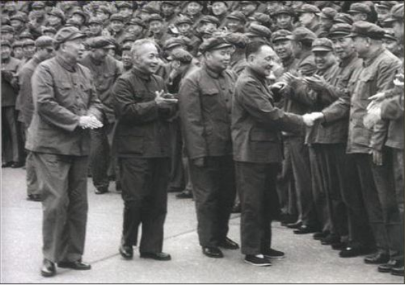 鄧小平點名陳丕顯到總政工作，餘秋裡託王震反映：我想和他換一換