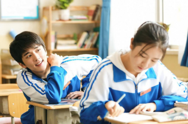 雲南某高校操場，大學生情侶看臺上“親密運動”，引百名學生圍觀