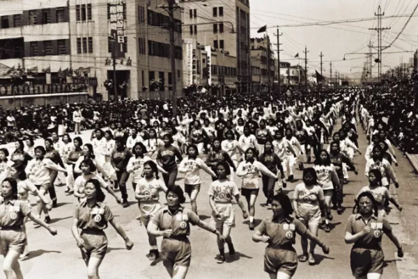 有閱兵和群眾遊行的國慶節是不是很有趣？來看看建國初期的國慶節