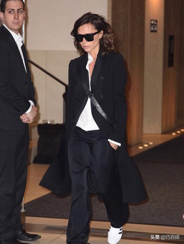 貝嫂真不愧是時尚設計師,私服造型永遠有顏有型,風格鮮明而獨特 貝嫂真不愧是時尚設計師,私服造型永遠有顏有型,風格鮮明而獨特