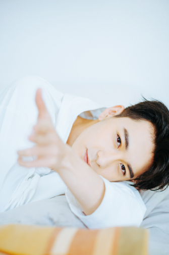 男偶像為了變白簡直拼了，劉宇拔腿毛，他們被曝要求塗最白的粉底