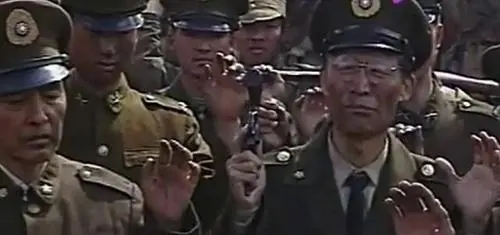 黃淑被俘後，為掩蓋身份，扔掉佩劍，甩掉肩章，謊稱自己是個中校