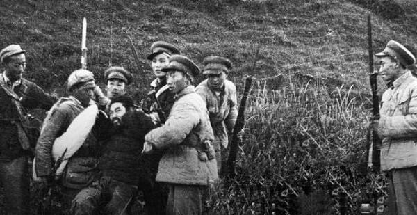 國軍少將救下8萬紅軍，卻差點被槍決，毛主席叮囑：一定要找到他