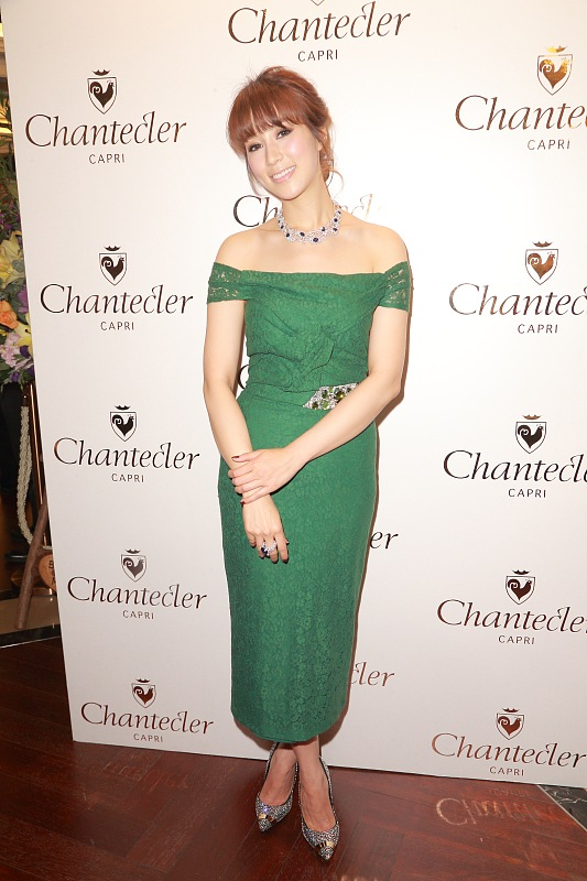 徐子淇不像“千億兒媳”，穿的綠色服裝很休閒，顯得很普通