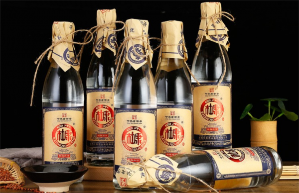 貨架上3種“光瓶白酒”,看著不上檔次,卻都是真正的純糧酒 貨架上3種“光瓶白酒”,看著不上檔次,卻都是真正的純糧酒