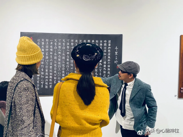 陳妍希的穿搭太有少女感了！黃色翻領毛衣搭配貝雷帽，俏皮又甜美