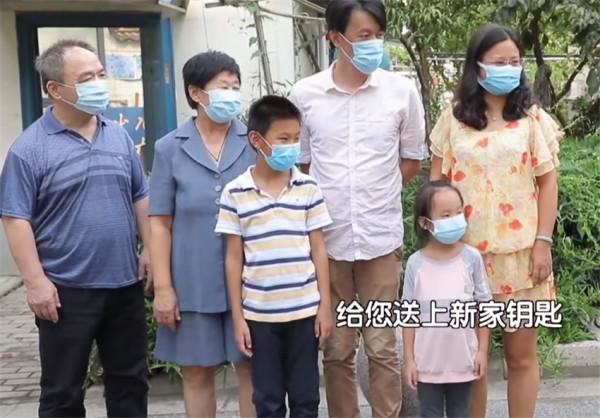 主婦囤物上癮!50㎡家堆滿雜物吊頂塞滿衛生紙,家人苦不堪言 主婦囤物上癮!50㎡家堆滿雜物吊頂塞滿衛生紙,家人苦不堪言