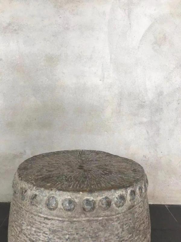 繡墩，上下鼓釘飽滿，