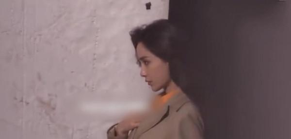 Angelababy穿卡其色風衣拍廣告 獲小海綿暖心探班心情好