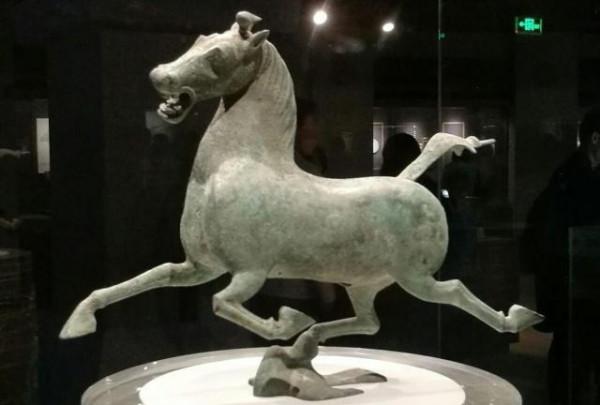 為什麼馬踏飛燕照片都是側面,怕你看到正面照後忍不住哈哈大笑 為什麼馬踏飛燕照片都是側面,怕你看到正面照後忍不住哈哈大笑