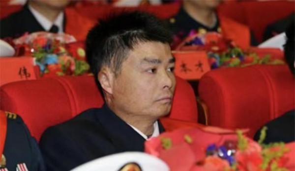 兵哥哥捨身救44人，身體燒傷達90%，住院時女孩喂水後修成正果