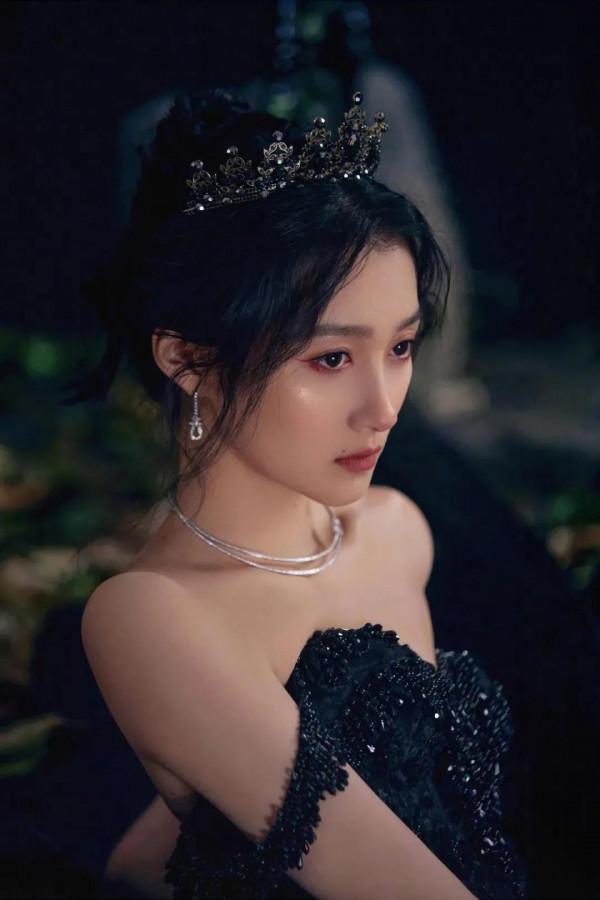 黑白紅金，迷人關曉彤