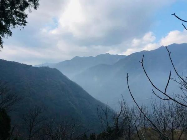 高山之上，秦嶺終南山有個原本熱鬧的空中村落，也許即將永遠消亡
