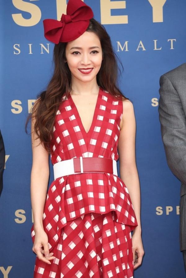 侯佩岑英倫風穿搭高階範滿滿,穿格紋裙戴超大蝴蝶結,復古又摩登 侯佩岑英倫風穿搭高階範滿滿,穿格紋裙戴超大蝴蝶結,復古又摩登