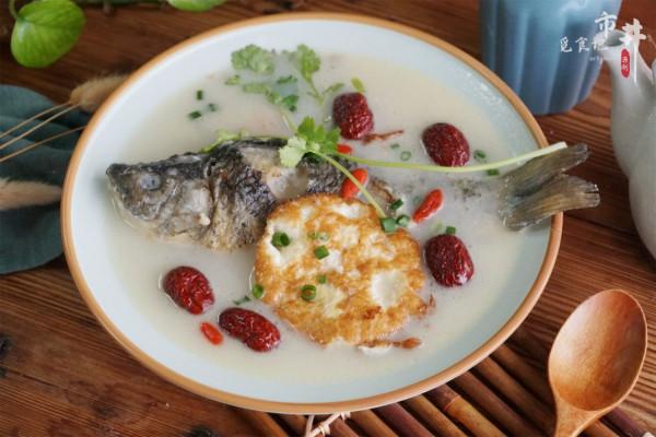 冬天煮鯽魚湯時，記得多加3樣食材，驅寒又營養，味道也更鮮了
