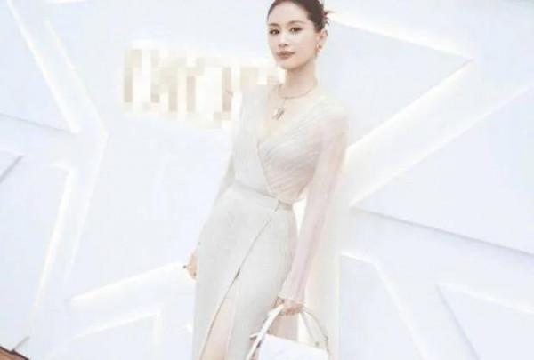 王子文曬瑜伽照，身體倒立姿勢標準