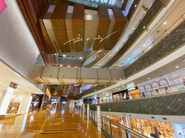 上海東方明珠對面的老牌商場，來自泰國，80後表示：名字太熟悉