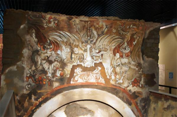 1976年，一農民在麥田中挖出一列磚牆，考古學家發現底下有古墓