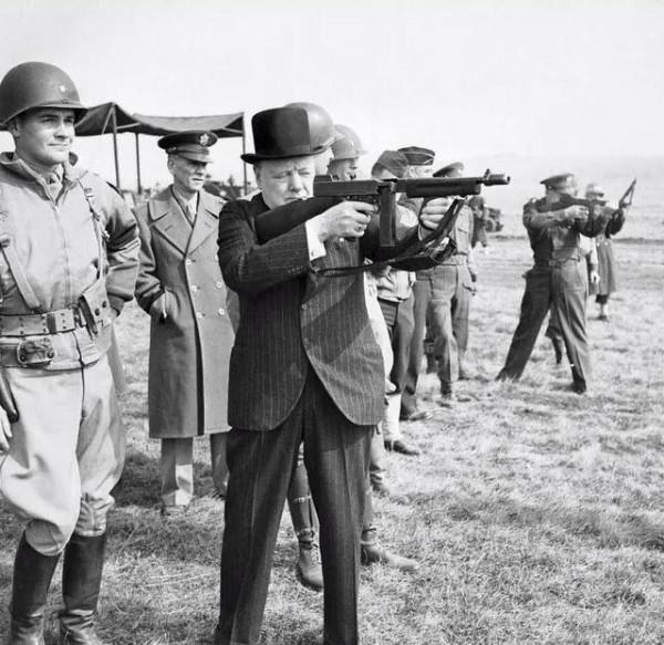 一戰時期，外形霸氣的M18衝鋒槍真的好用嗎？老兵：戰場見真章