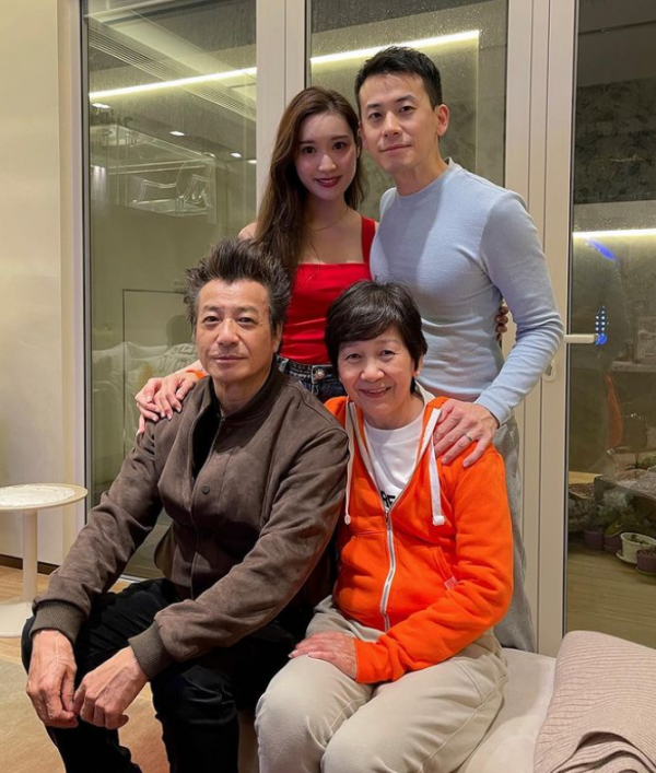 石修奢華豪宅慶71歲生日，全家福曝光，妻子氣質好兒子兒媳顏值高