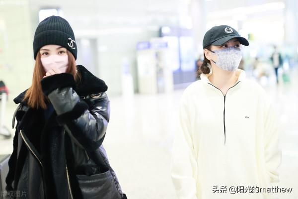 街拍:蔡卓妍黑色皮毛一體外套+深色打底褲+線帽甜酷十足 街拍:蔡卓妍黑色皮毛一體外套+深色打底褲+線帽甜酷十足