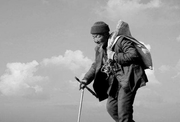 老漢撿到一堆&OpenCurlyDoubleQuote;破布&rdquo;，被兒子20元賣掉喝酒，如今才知價值4個億