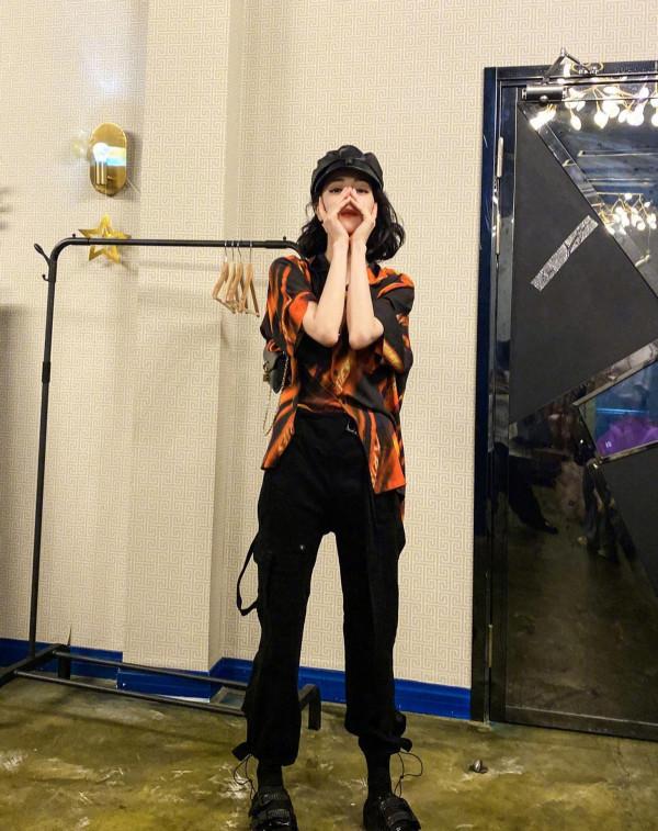 甜酷小妞迪麗熱巴上線，穿斜肩針織上衣展現摩登風情，笑起來好甜