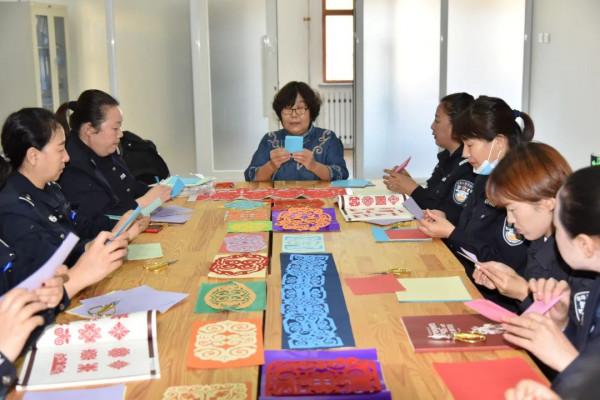 #鄂倫春公安#鄂倫春旗公安局開展“學習剪紙映初心 弘揚民族傳統藝術”活動 #鄂倫春公安#鄂倫春旗公安局開展“學習剪紙映初心 弘揚民族傳統藝術”活動
