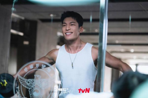 韓劇《邪惡與瘋狂》李棟旭魏化俊合作追捕都議員，身世秘密首曝光