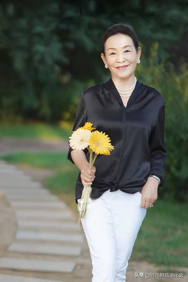 這才是50歲女人最美的打扮：“真絲衫+九分小腳褲”，優雅好精緻