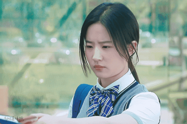 女學生別硬演！強裝嫩的比紅燒肉還油膩，有人卻似清泉，美了歲月